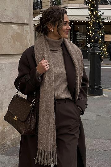 Pairing a Turtleneck with a Wool Coat for City Walks
