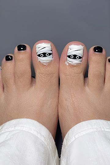 Fun Mummy Wrap Pedicure Designs for Halloween