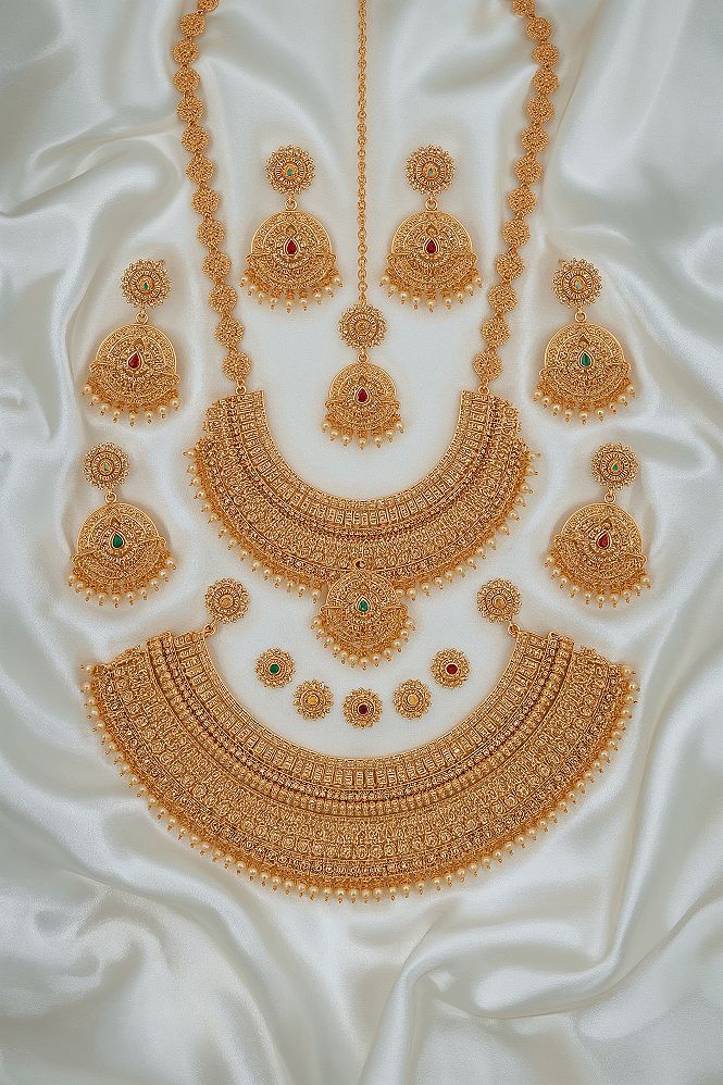 Opulent Traditional Indian Gold Jewellery Set for Regal Brides