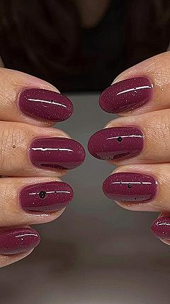 Unghie gel con pois neri e base scura