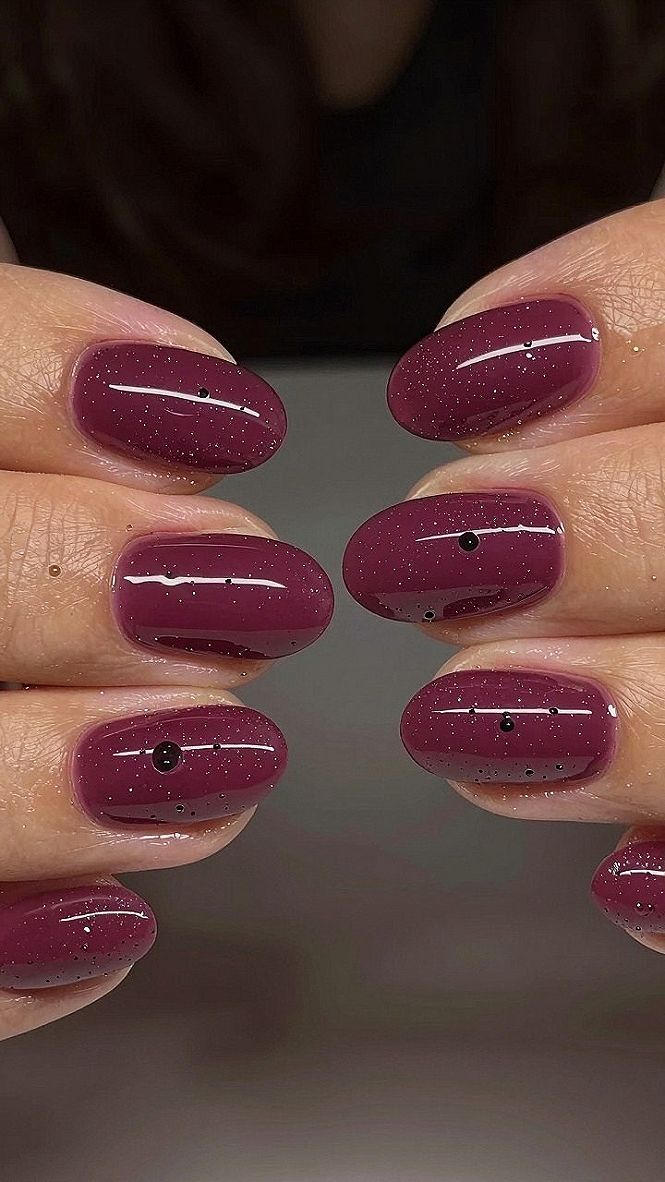 Unghie gel con pois neri e base scura