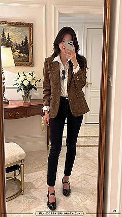 Pairing a Classic Brown Tweed Jacket with Dark Denim