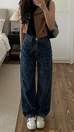 Styling a Cropped Beige Jacket With High Rise Denim