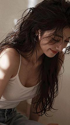 Styling Loose Wavy Hair for Casual Chic Outfits