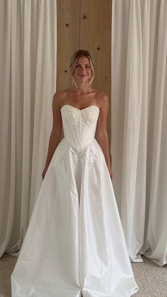 Why Structured Bodice Ball Gowns Work for Modern Weddings