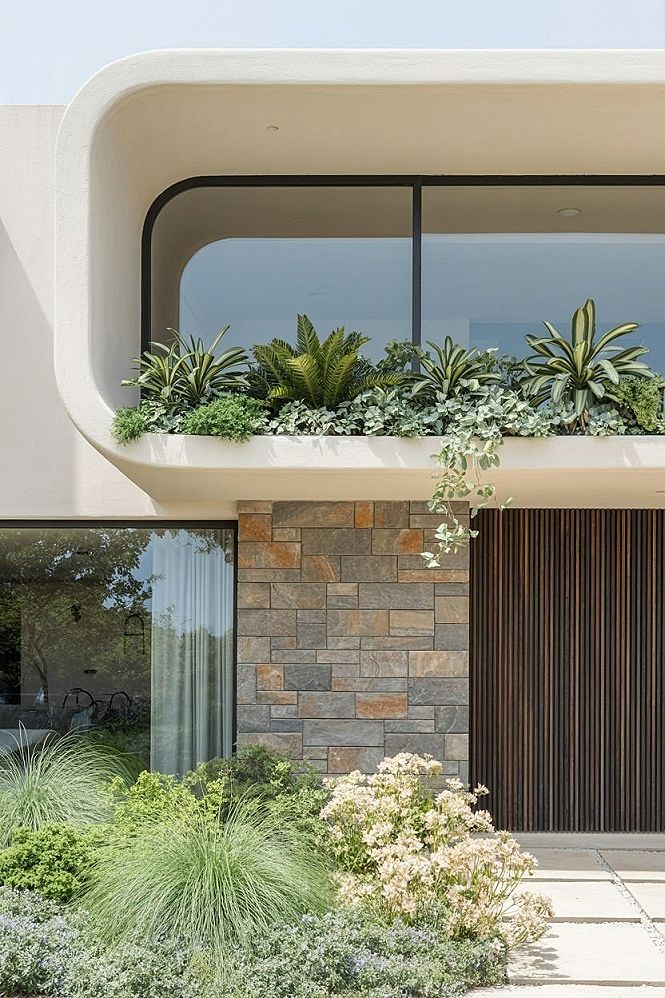 Mediterranean Modern Garden House: Stacked Stone Elegance
