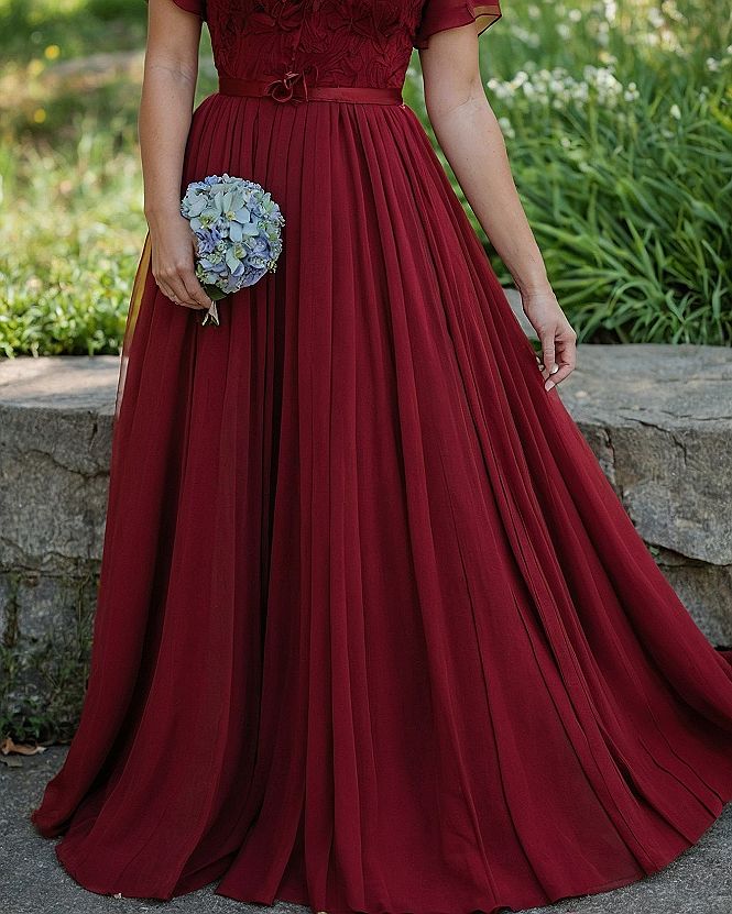 Selecting a Pleated Red Evening Dress for Formal Events