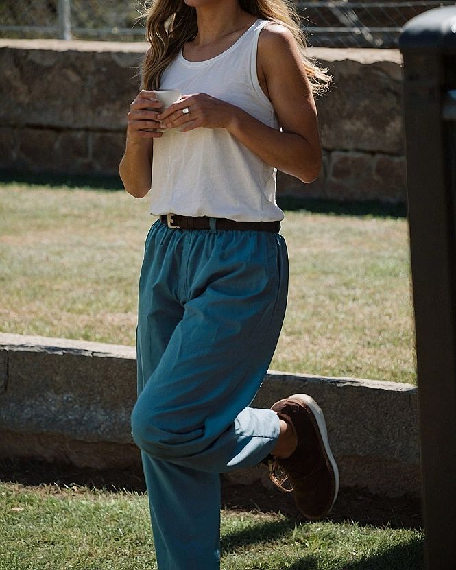 Choosing the Right Tank Top and Casual Trousers for Daily Wear