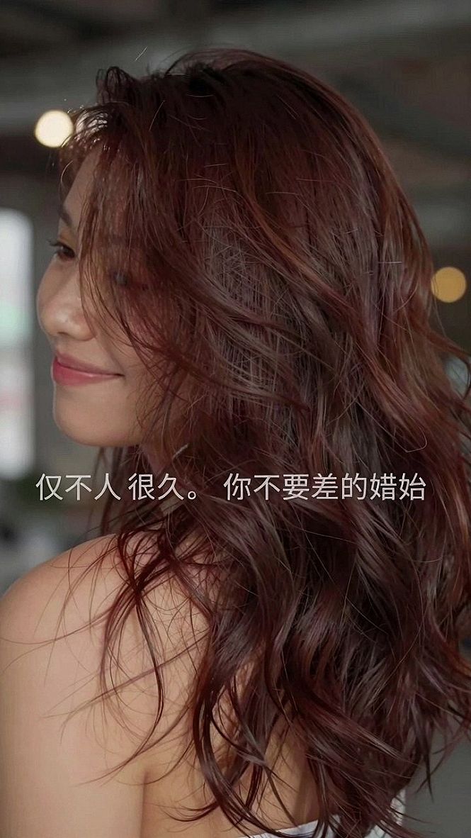 Choosing Loose Flowing Curls with Scattered Pearls for Your Wedding