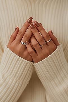 Elegant Warm Taupe Nails: Neutral Trends 2026