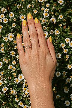 Vibrant Yellow Daisy Nails: Cheerful Spring & Summer Style
