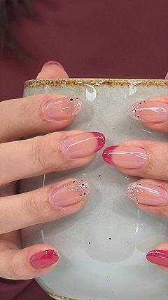Unghie gel con sfumature delicate e dettagli glitter