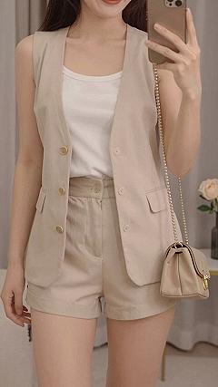Keeping Tailored Linen Vests and Shorts Crisp in Summer