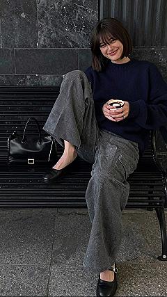 Styling Relaxed Knitwear and Cargo Pants for City Days