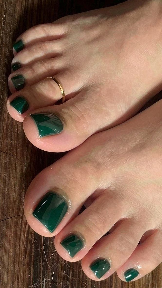 Keeping Dark Green Gel Pedicures Chip Free Longer