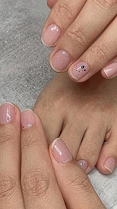 Minimalist Speckled Nail Art for Modern Brides
