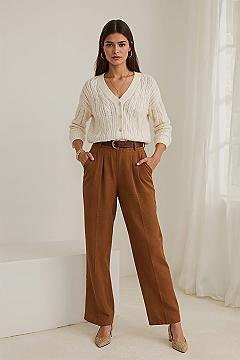 Autumn Outfits for Work: Smart Casual Elegance with Brown Pants