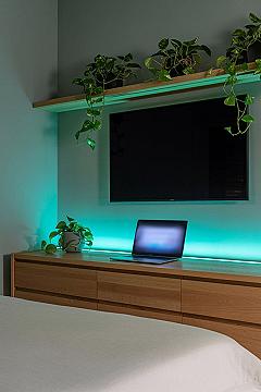 Aesthetic Men’s Room: Green LED Lighting for a Modern Tech Sanctuary