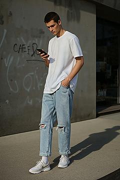 Streetwear Essentials: Baggy Shorts & Oversized Tee for Urban Edge