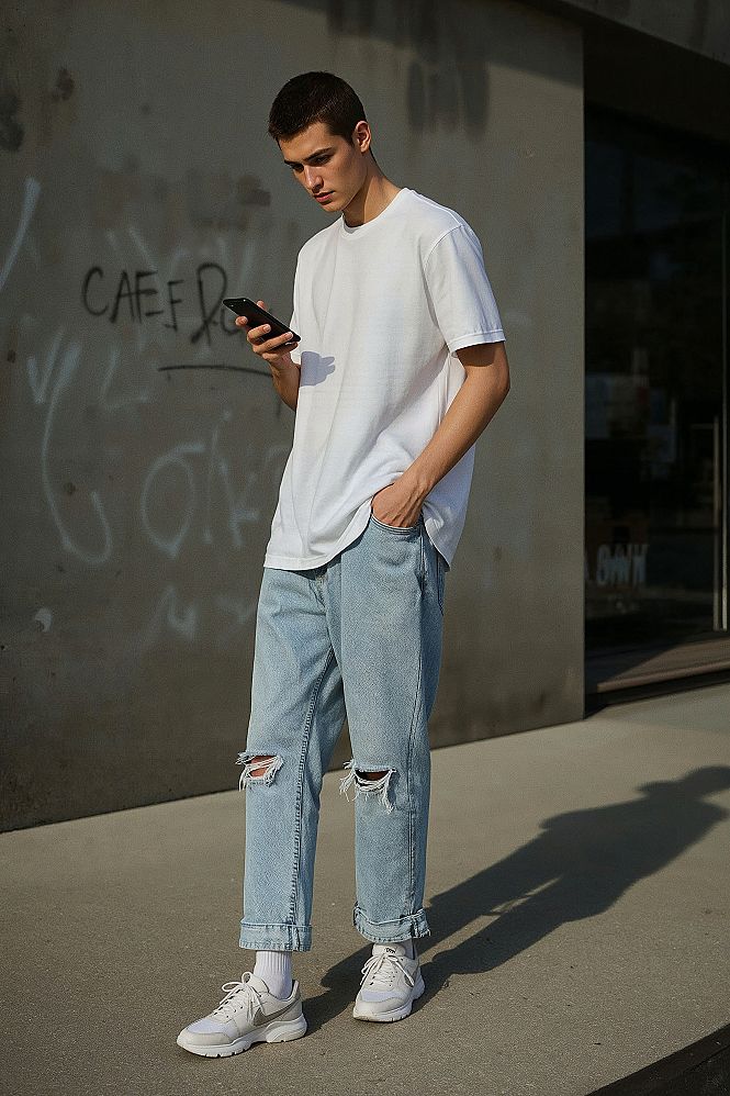 Streetwear Essentials: Baggy Shorts & Oversized Tee for Urban Edge