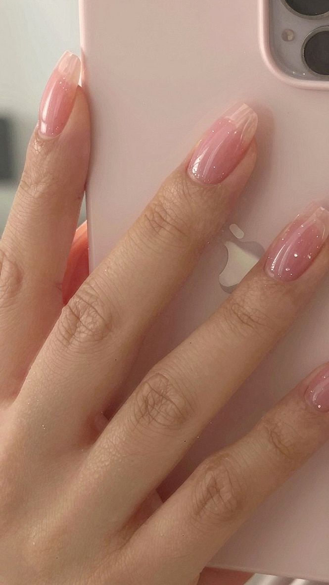 Unghie gel nude con finish lucido e semi
