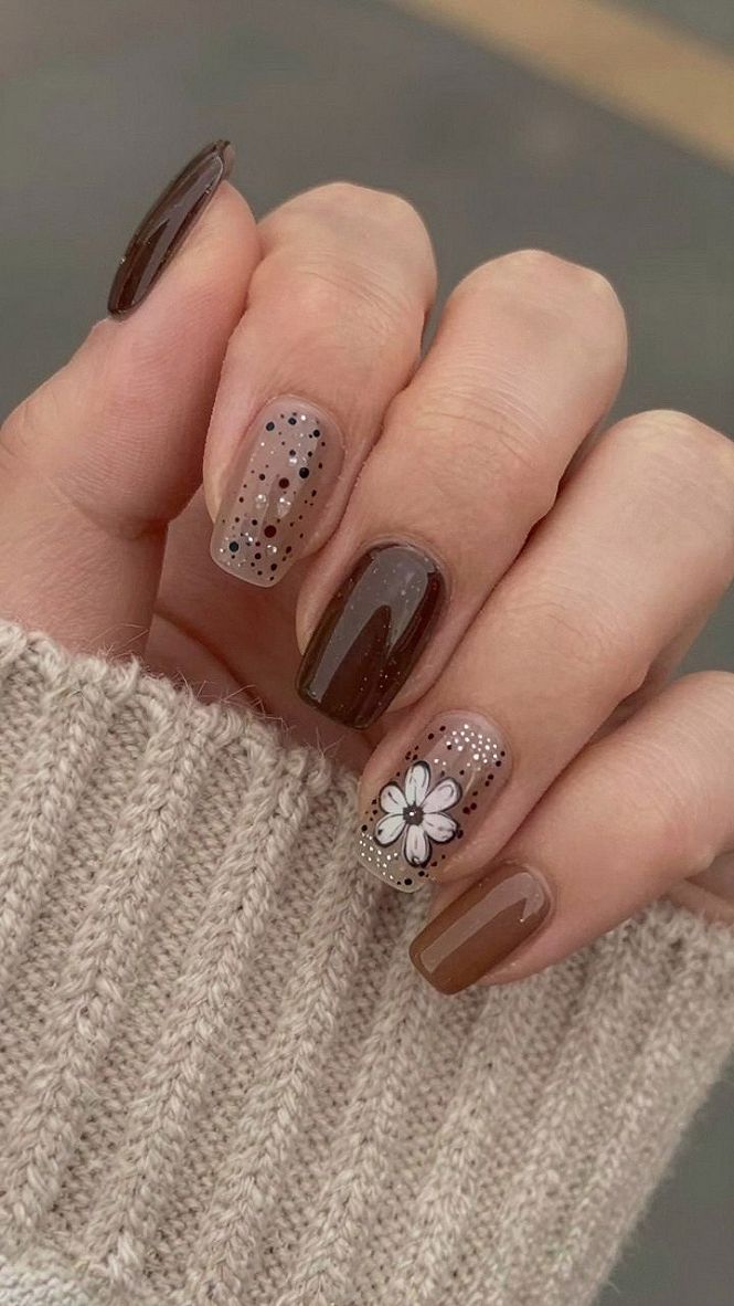 Adding Daisy Accents to Fall Nails