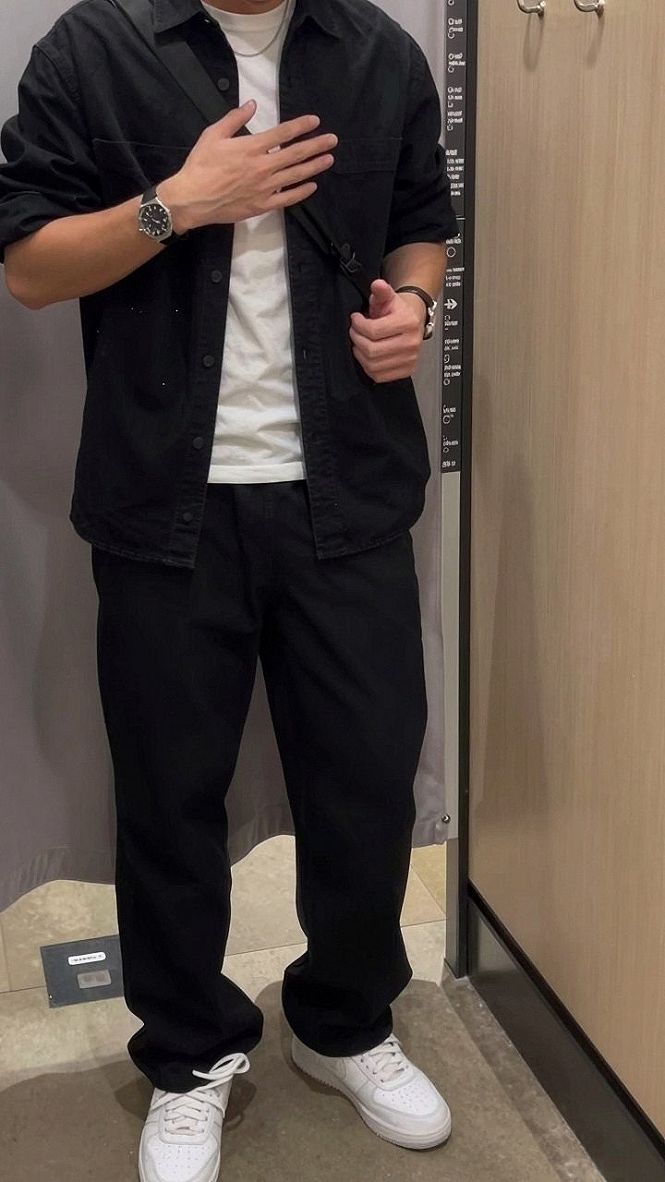 Styling A Dark Monochromatic Outfit With Baggy Jeans