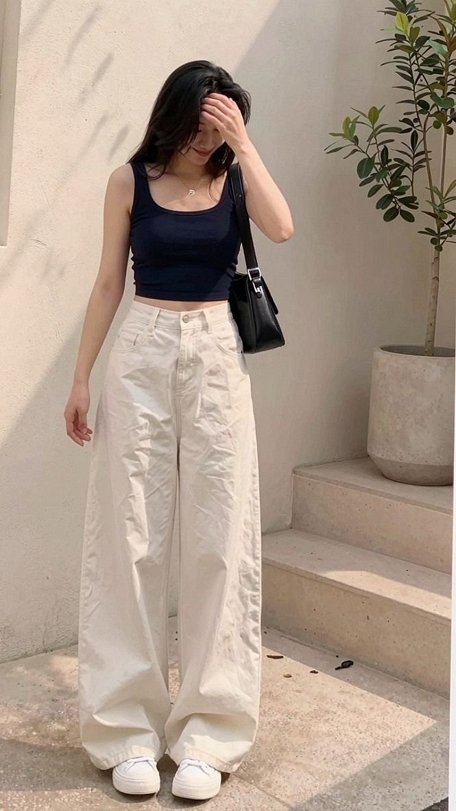 Adding a Structured Shoulder Bag for Daily Errands
