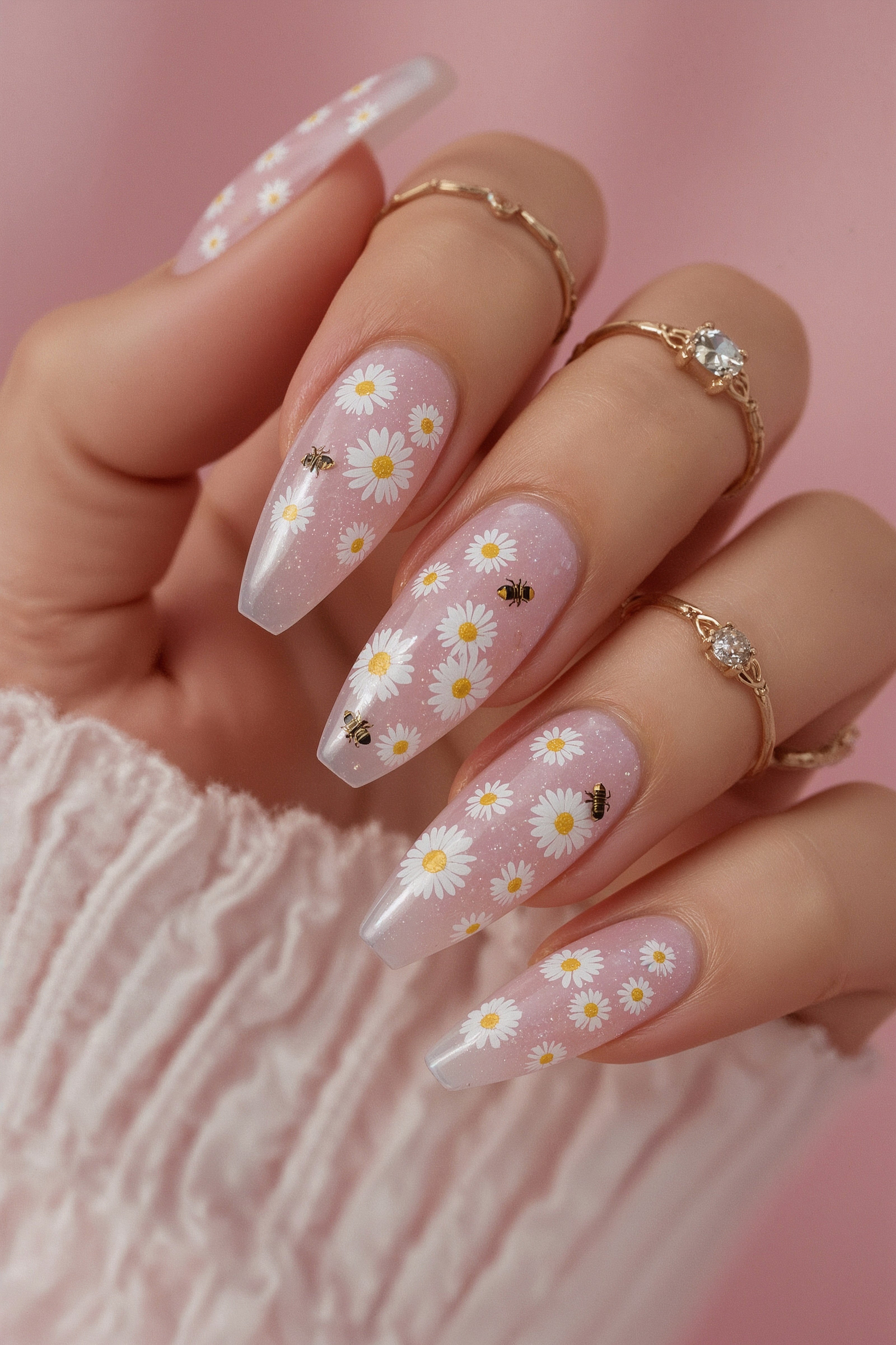Delicate daisy nails with tiny bees fluttering