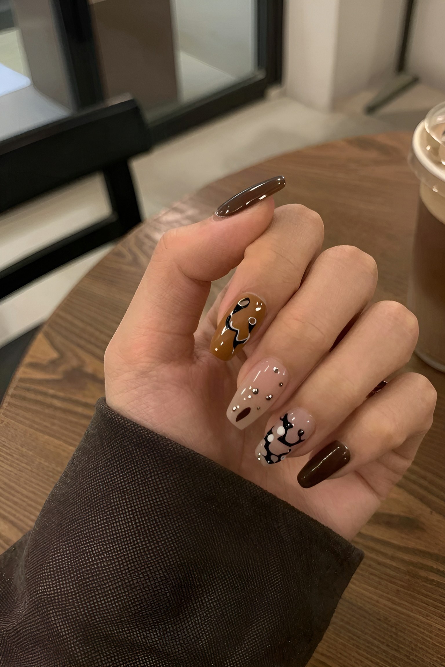 Mixing Tortoiseshell Patterns and Deep Brown Polish