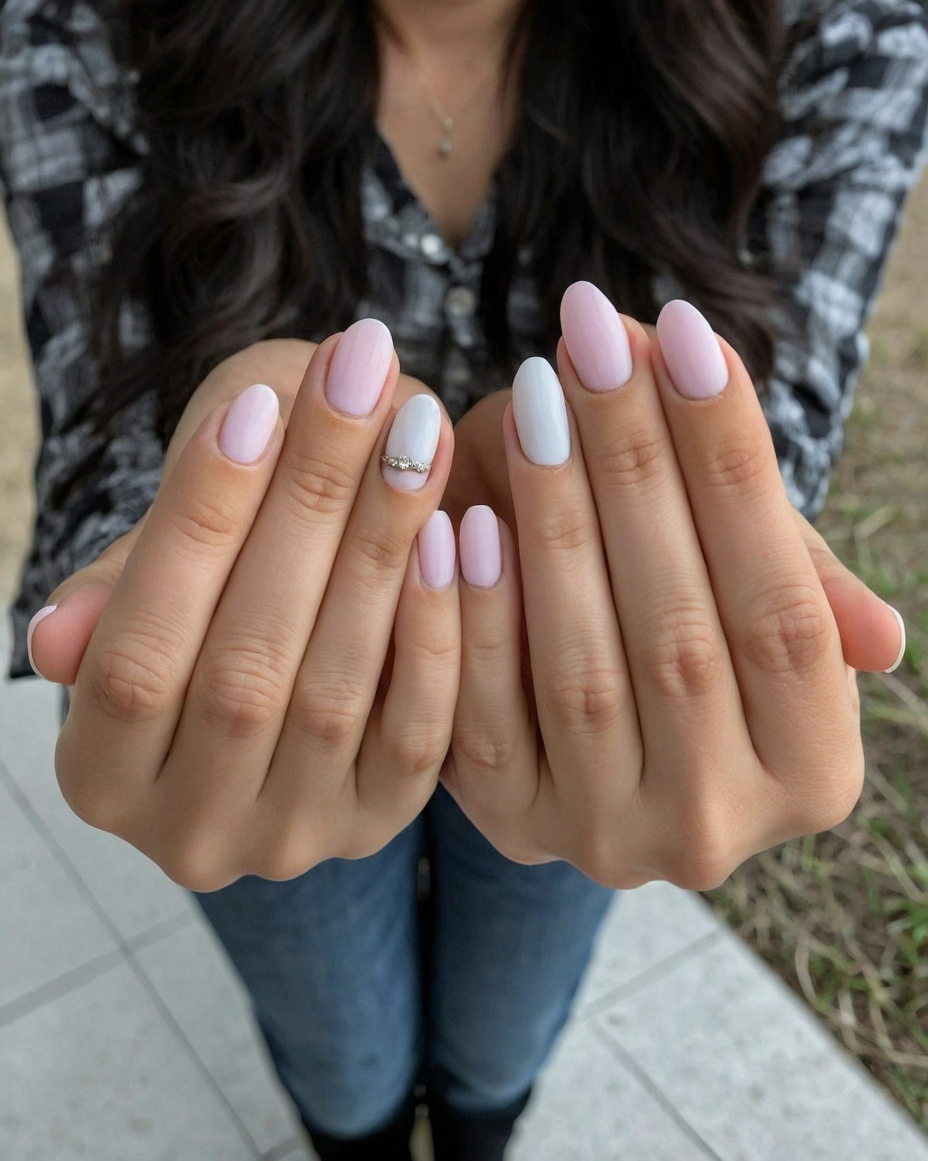 A Single Ringed Accent Nail with Soft Hues