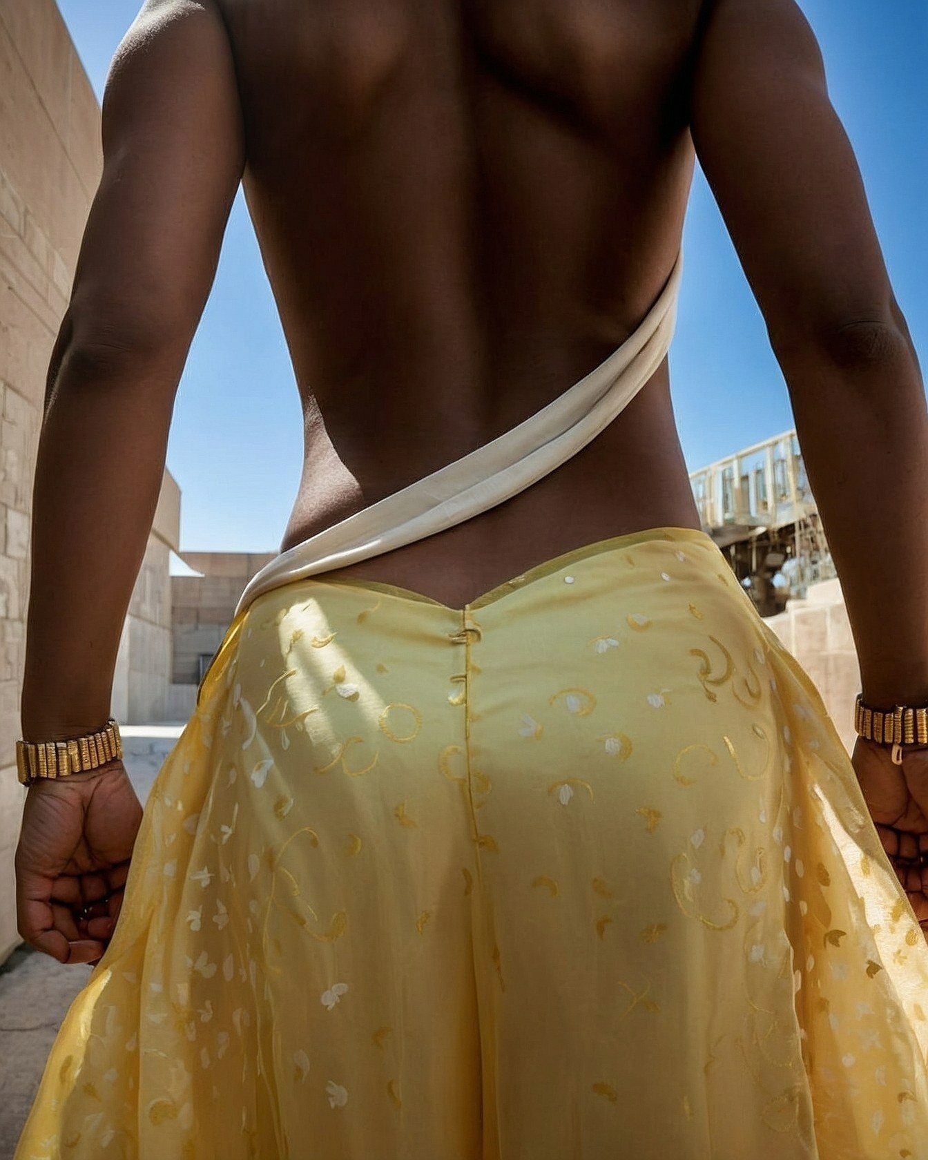 A halter's architectural line