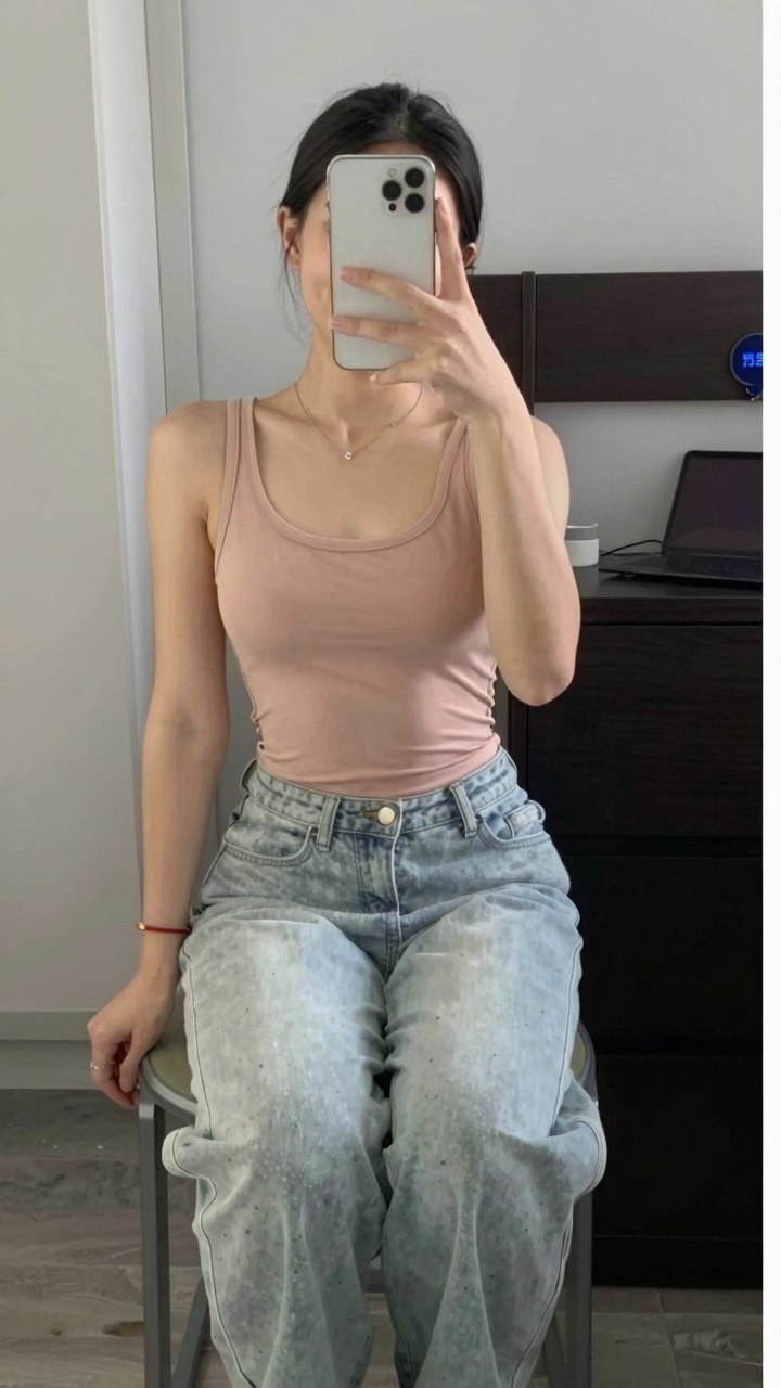 Styling a Casual Tank Top with Denim for Sunny Days