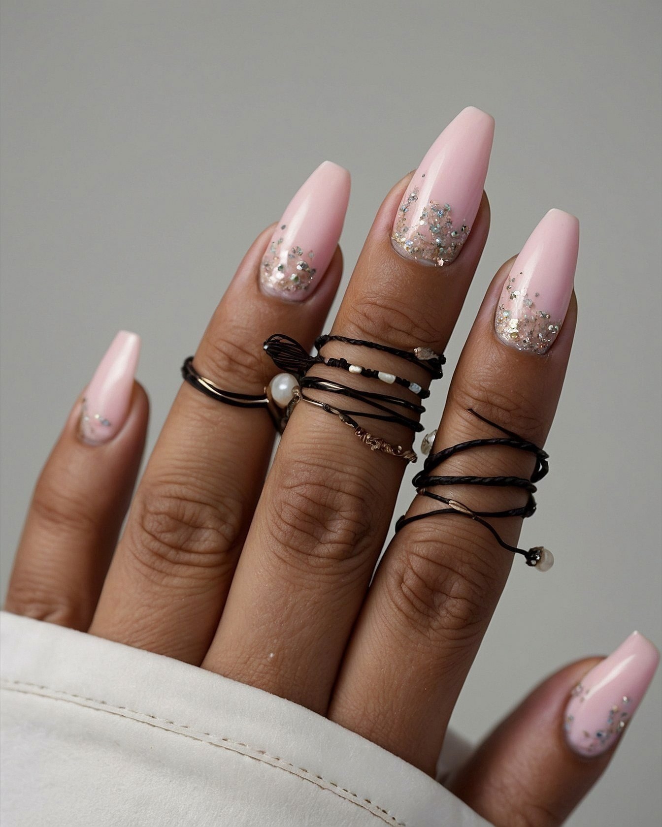 Delicate pearlescent rings with a cuff detail