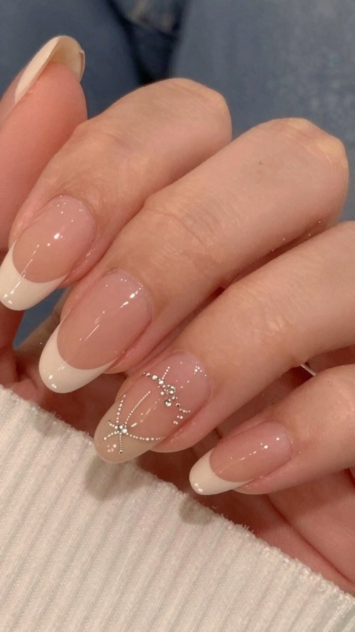 Choosing Between Simple Tips and Accent Nail Designs
