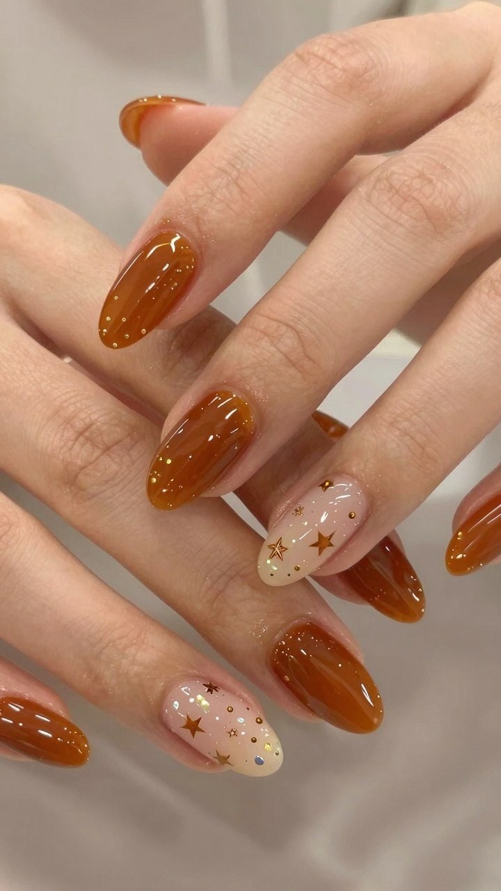 Choosing Amber Red Nails with Star Details