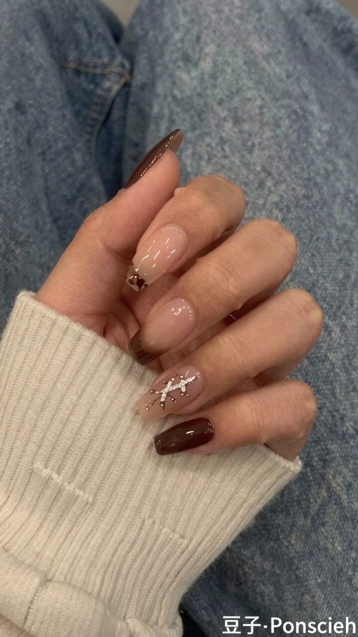 Choosing Between Solid Browns and Gradient Tips for Fall