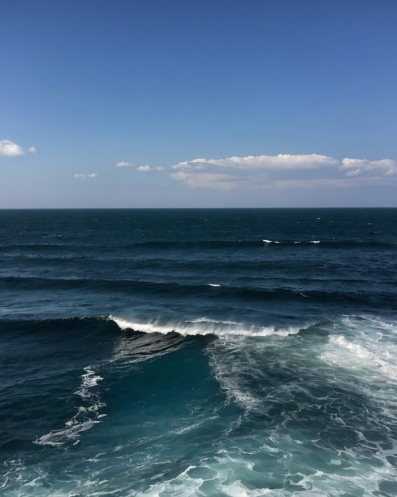 Ocean's Deep Teal and Cerulean Hues