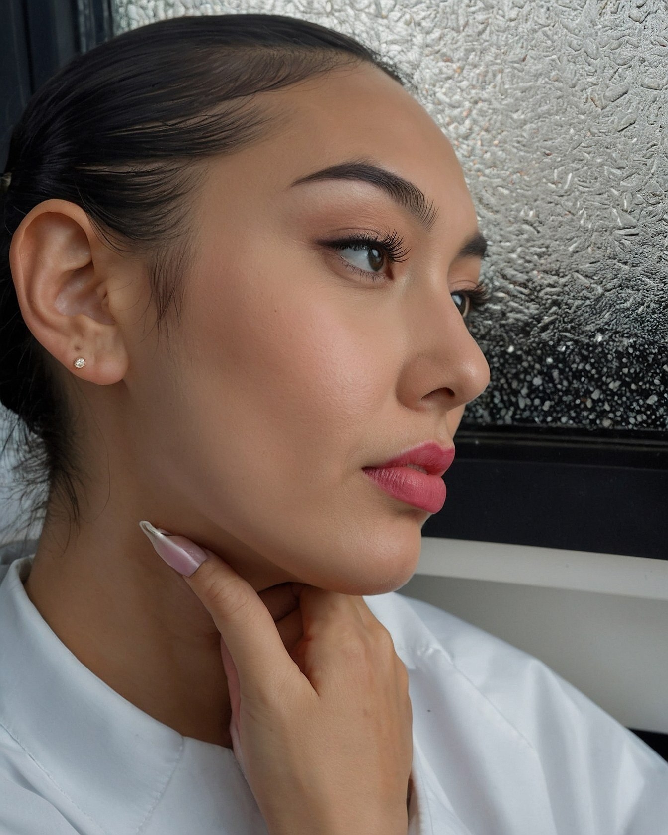Oval Nails with a Sculpted Hairstyle: Polished Yet Soft Contrast