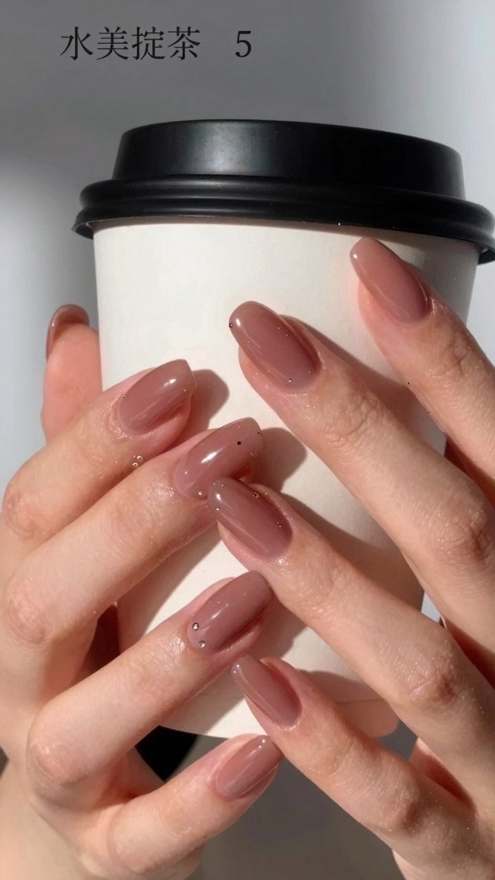 Pairing Simple Pink Nails with Daily Outfits