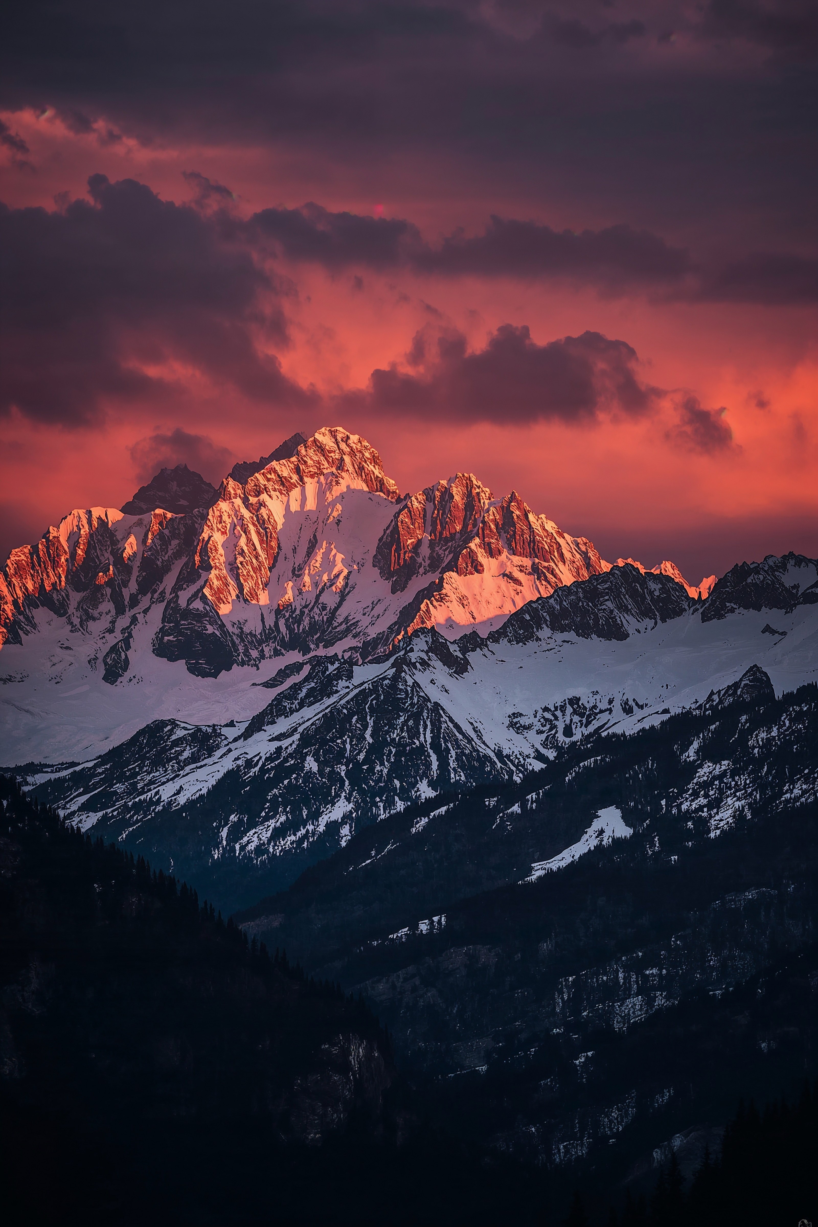 Golden Hour Mountain Peaks: Breathtaking Nature Photography Wallpaper