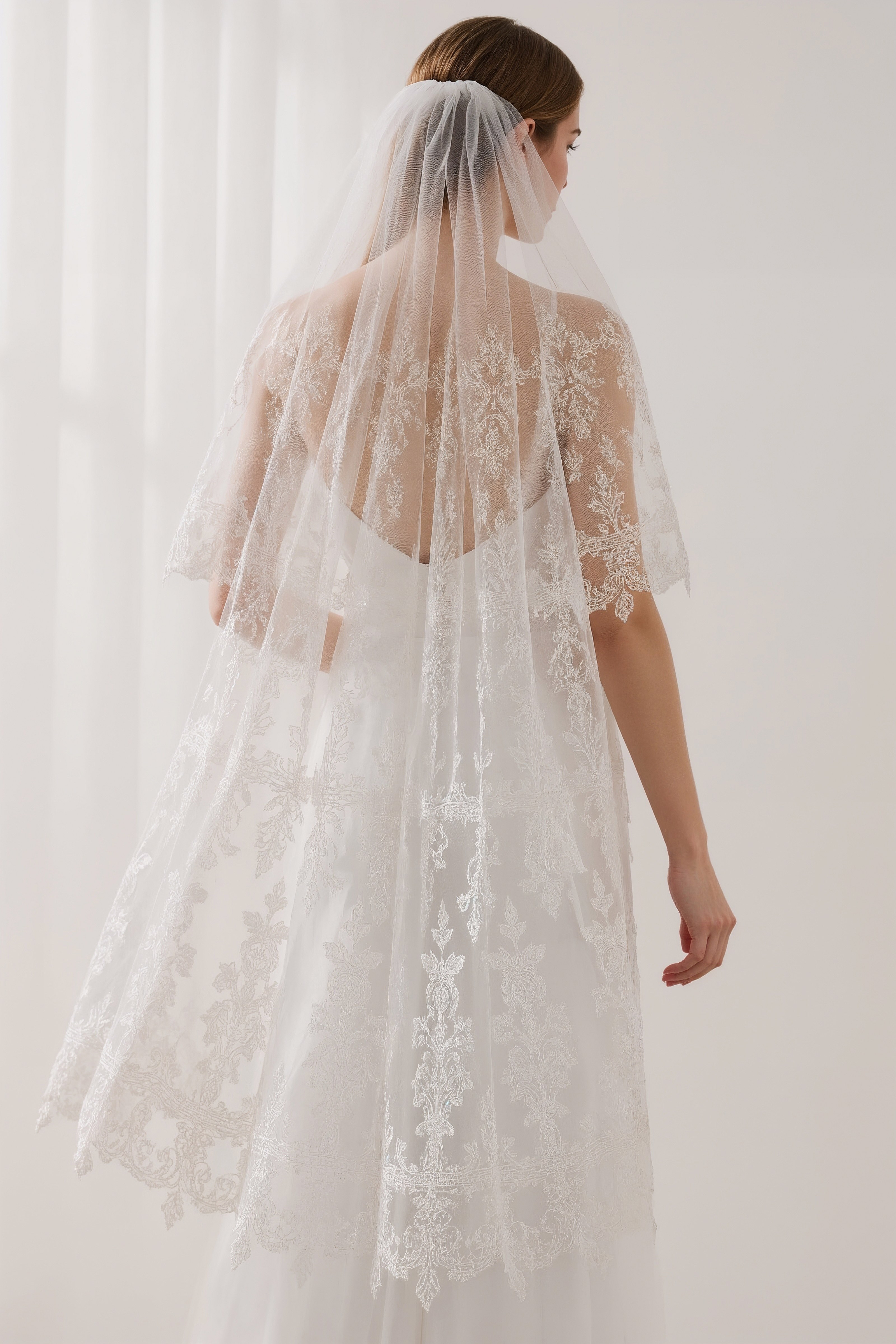 Elegant Two-Tier Wedding Veil: Exquisite Lace for the Modern Bride