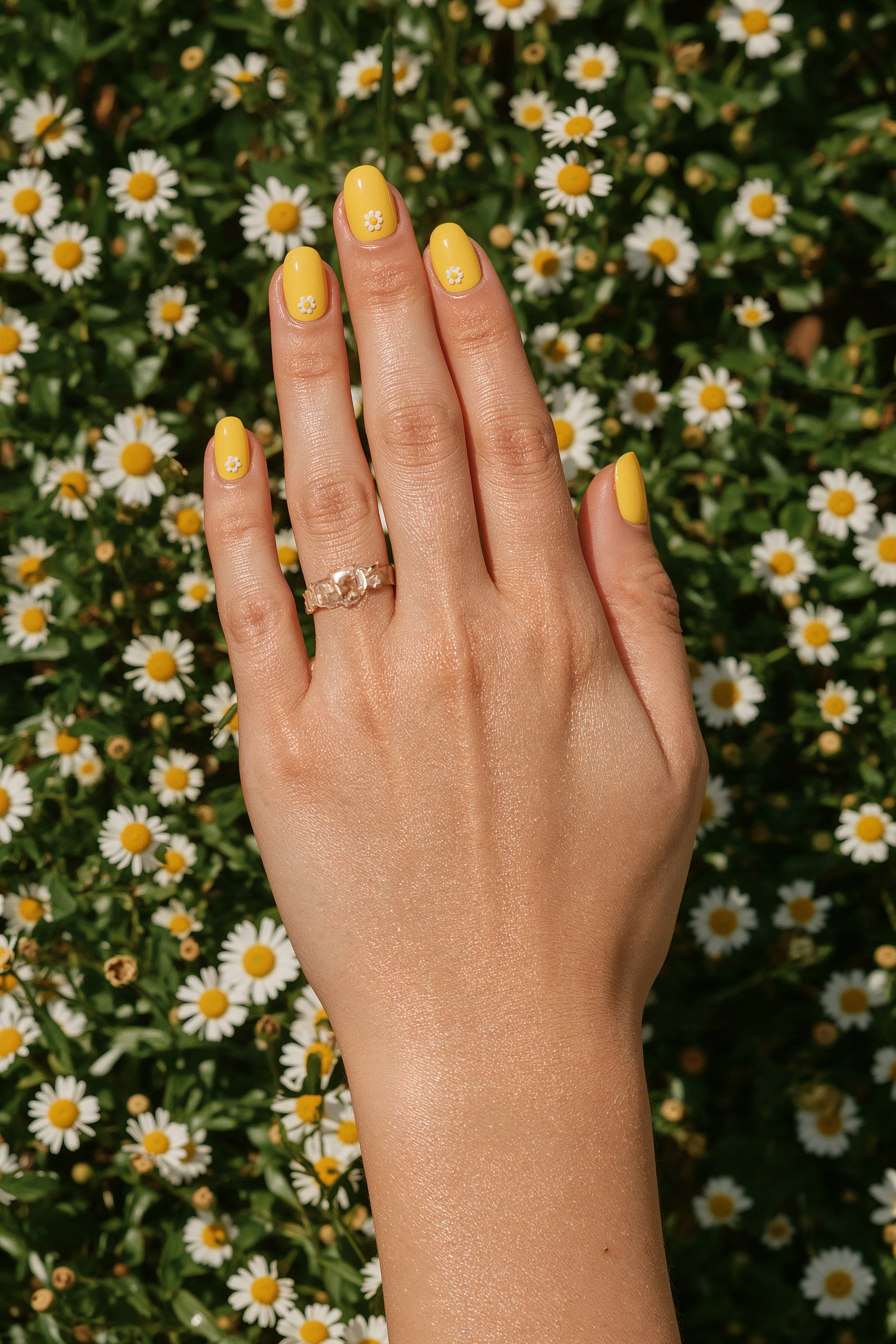 Vibrant Yellow Daisy Nails: Cheerful Spring & Summer Style