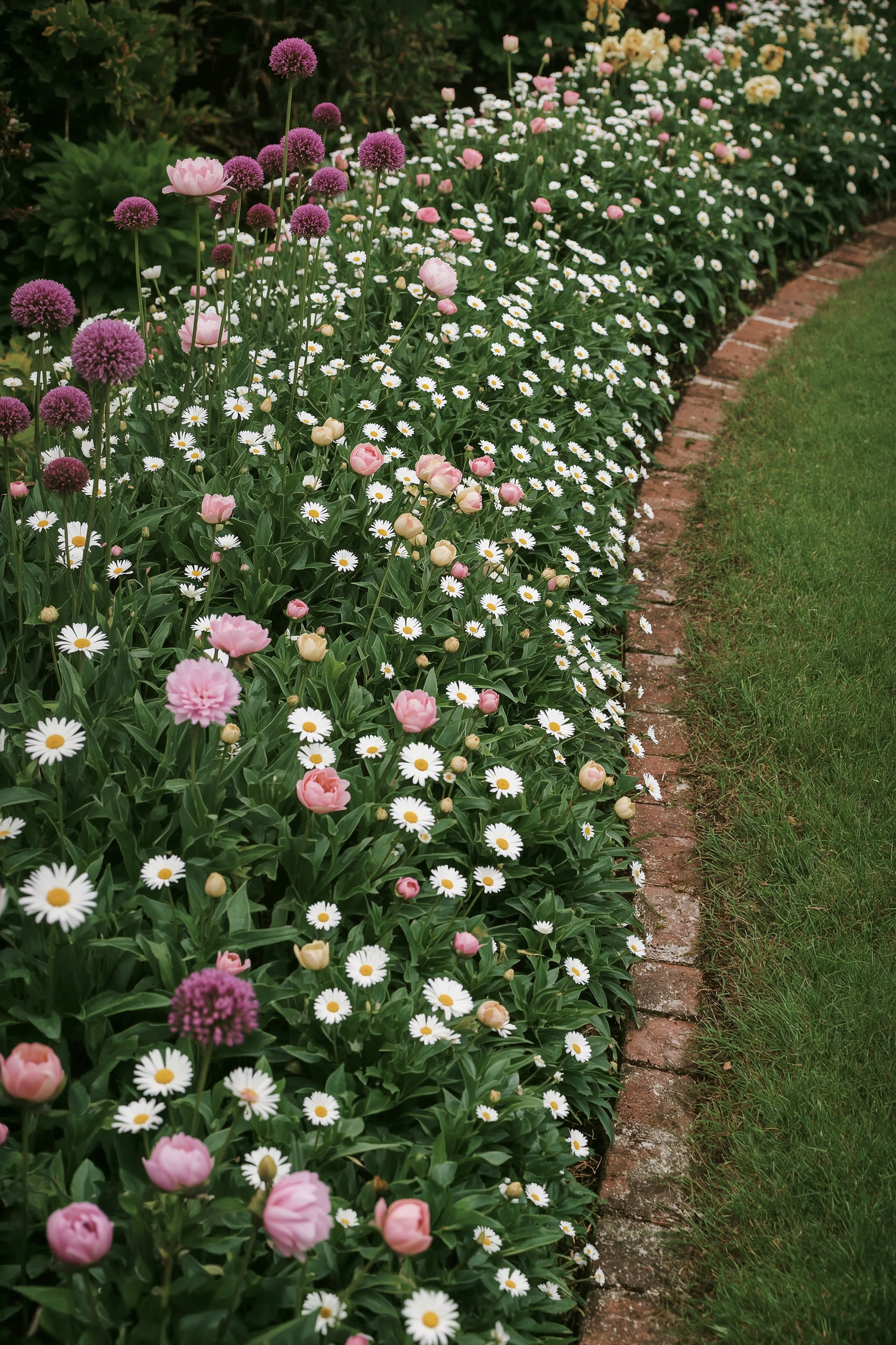 Spring Blooms: Top English Cottage Garden Front Yard Ideas